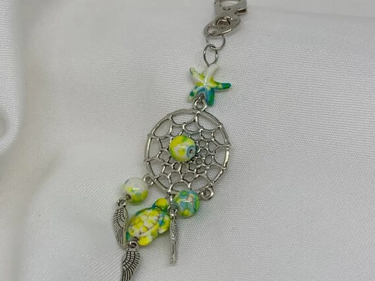 Porta-chaves cinzento com contas verdes