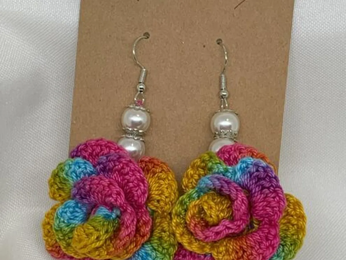 Brincos artesanais em croché – Flor multicolor