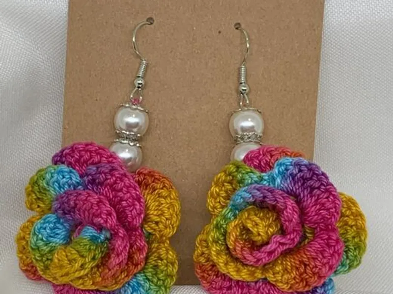Brincos artesanais em croché – Flor multicolor