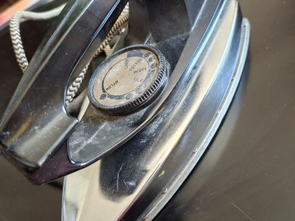 Ferro de engomar antigo