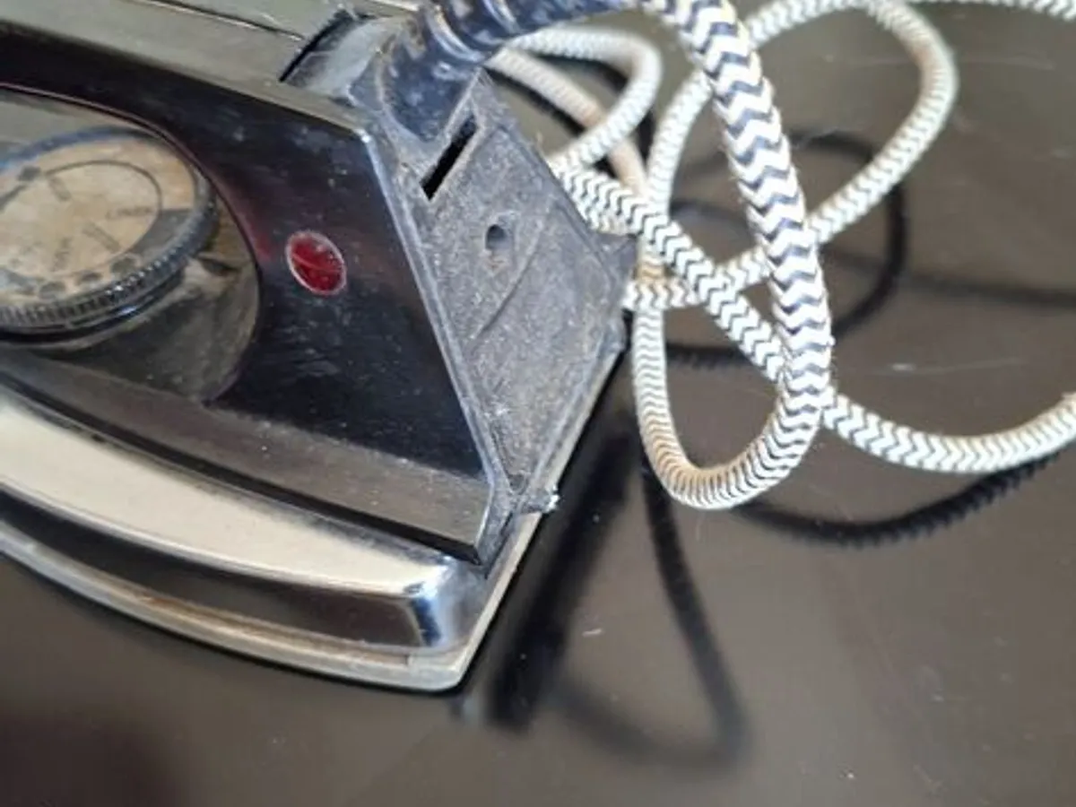 Ferro de engomar antigo