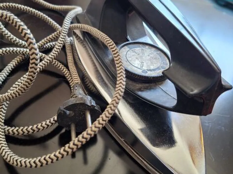 Ferro de engomar antigo