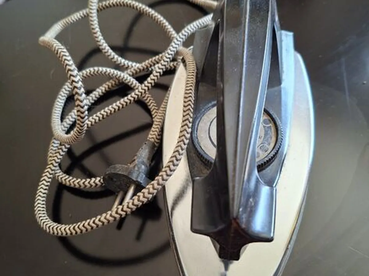 Ferro de engomar antigo