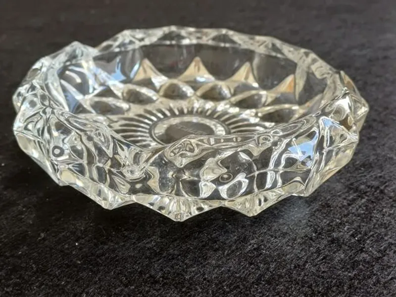 Cinzeiro de vidro redondo com 11,5 cms de diâmetro