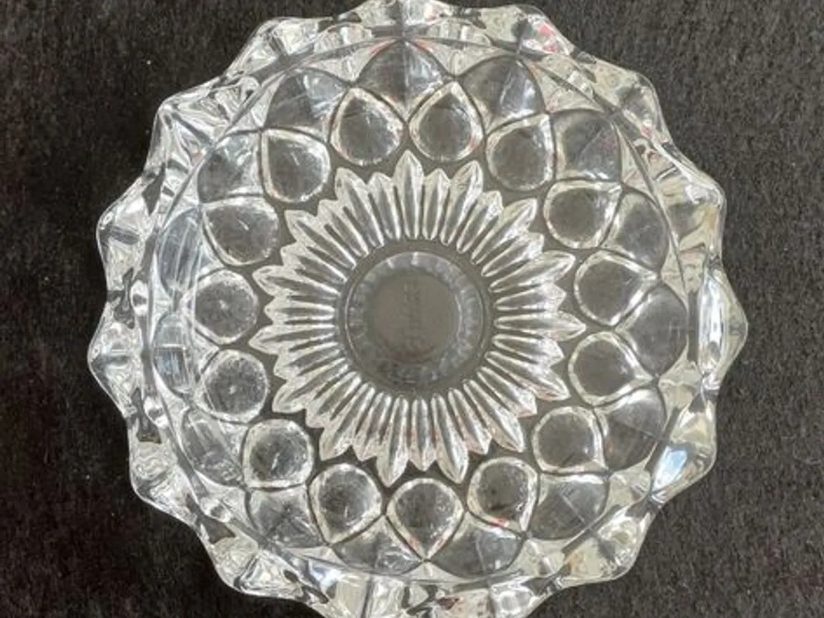 Cinzeiro de vidro redondo com 11,5 cms de diâmetro