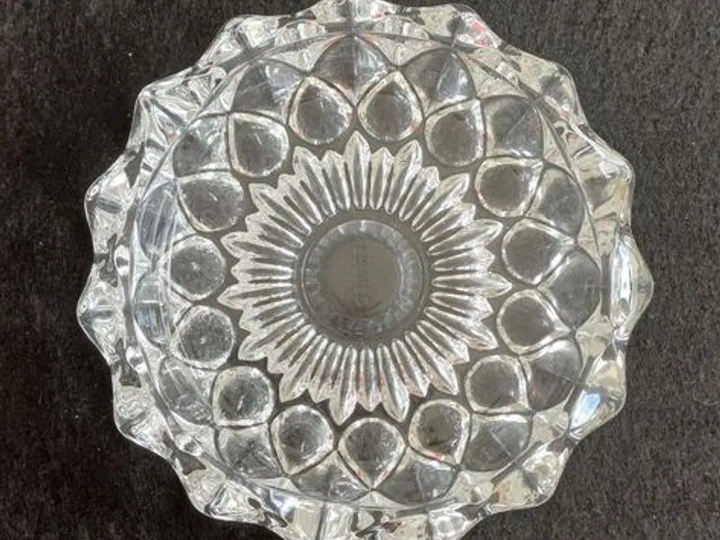 Cinzeiro de vidro redondo com 11,5 cms de diâmetro