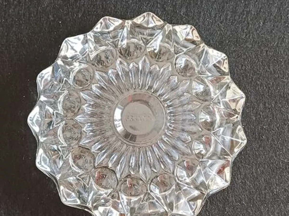 Cinzeiro de vidro redondo com 11,5 cms de diâmetro