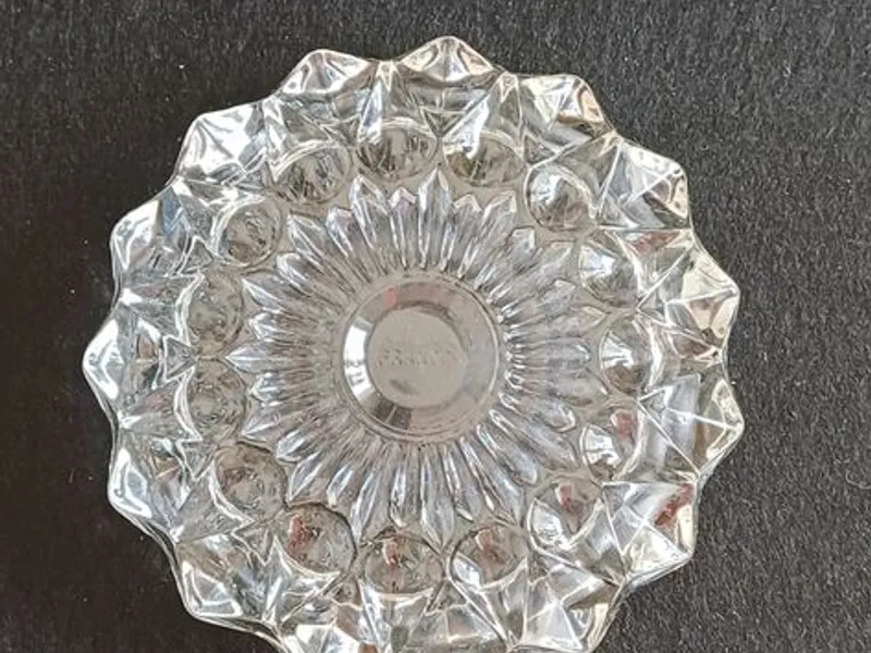 Cinzeiro de vidro redondo com 11,5 cms de diâmetro