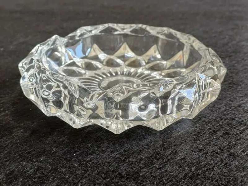 Cinzeiro de vidro redondo com 11,5 cms de diâmetro