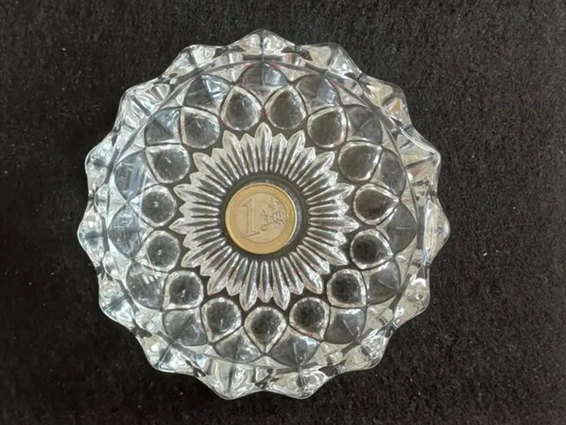 Cinzeiro de vidro redondo com 11,5 cms de diâmetro