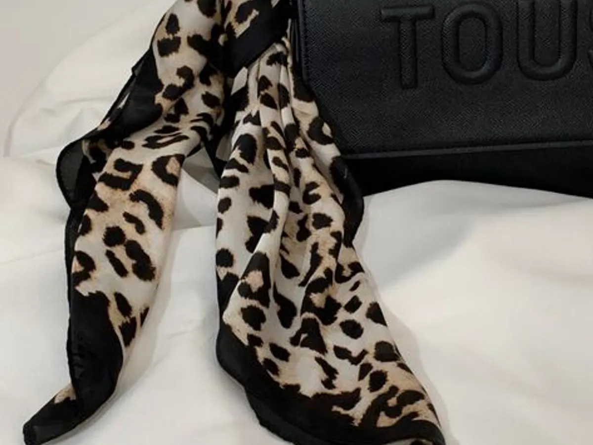 Lenço com Padrão Animal Print – Tons Neutros | Nov