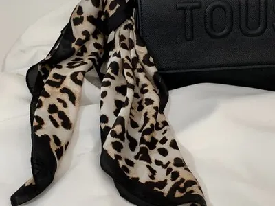 Lenço com Padrão Animal Print – Tons Neutros | Nov