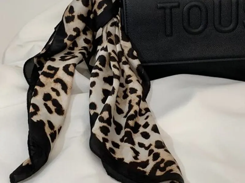 Lenço com Padrão Animal Print – Tons Neutros | Nov