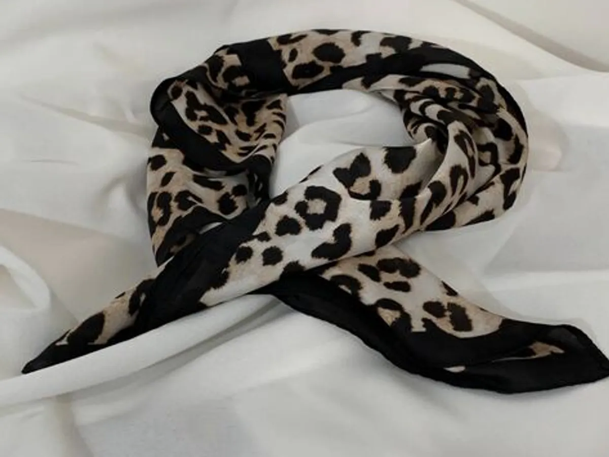 Lenço com Padrão Animal Print – Tons Neutros | Nov