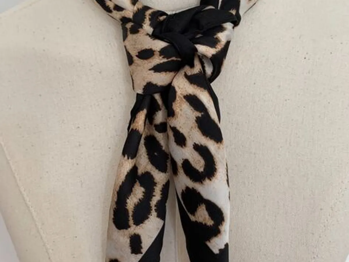 Lenço com Padrão Animal Print – Tons Neutros | Nov