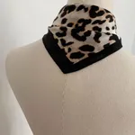 Lenço com Padrão Animal Print – Tons Neutros | Nov 4