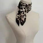 Lenço com Padrão Animal Print – Tons Neutros | Nov 5