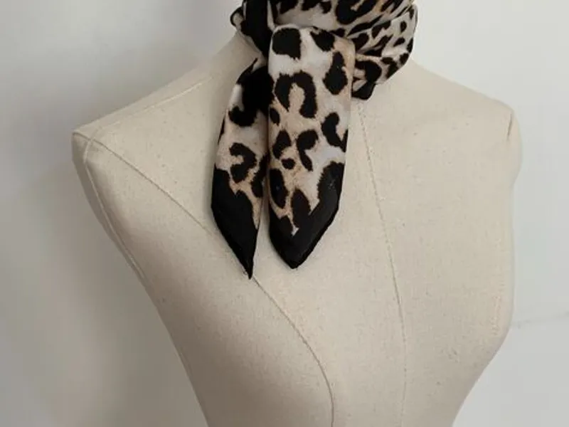 Lenço com Padrão Animal Print – Tons Neutros | Nov