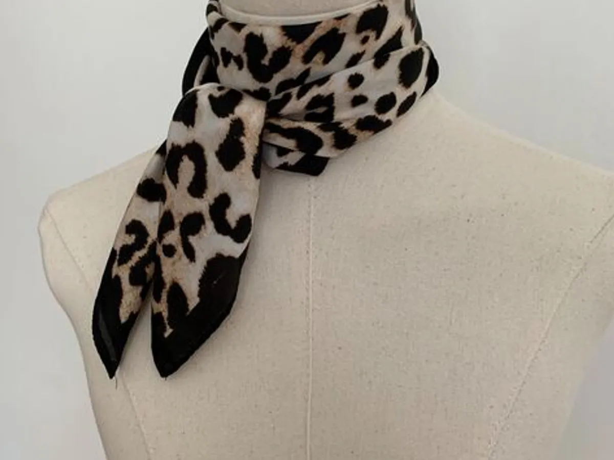 Lenço com Padrão Animal Print – Tons Neutros | Nov