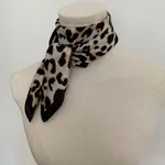 Lenço com Padrão Animal Print – Tons Neutros | Nov 6