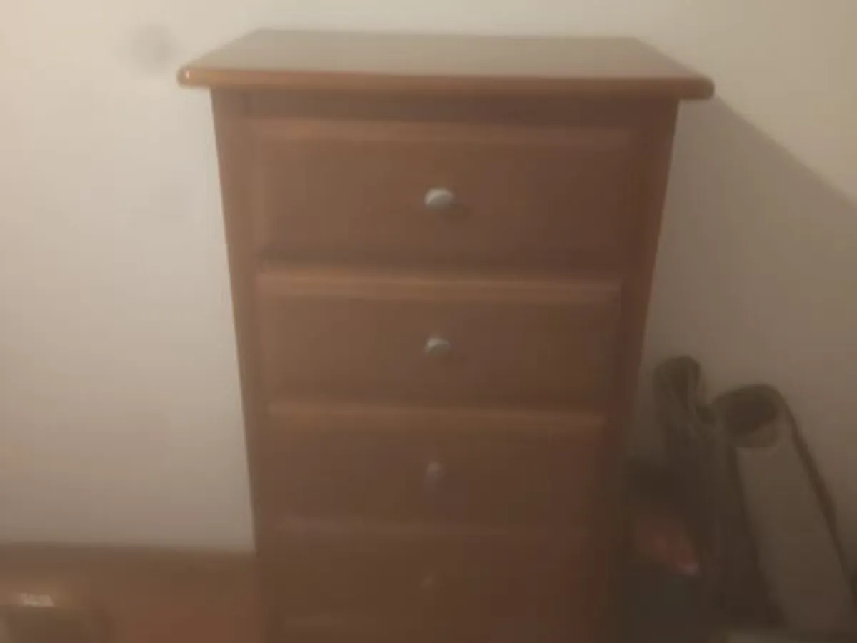 Vendo cama casal e mesas