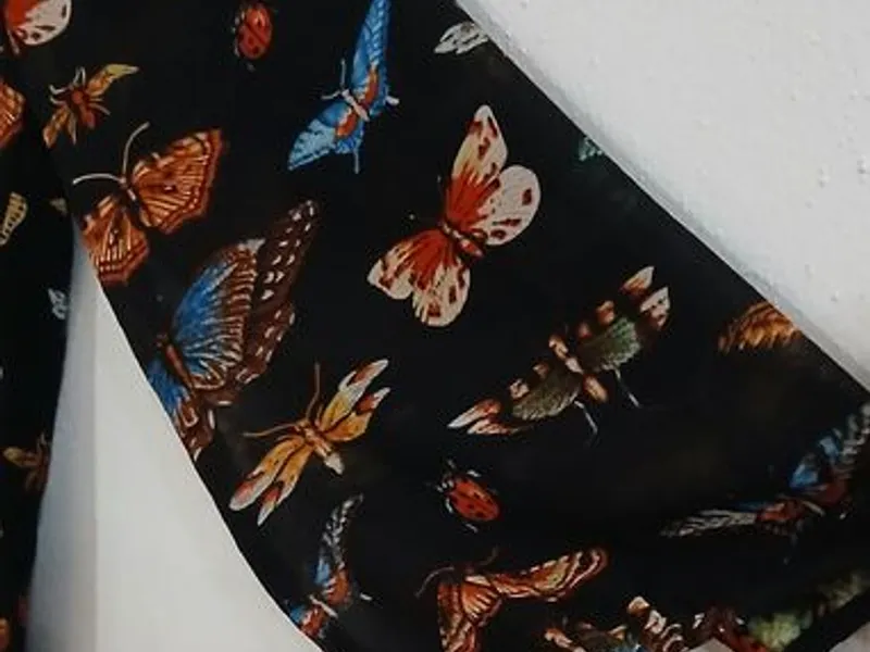 Linda blusa estampada com borboletas. Nova