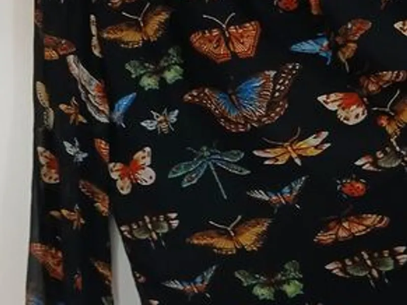 Linda blusa estampada com borboletas. Nova