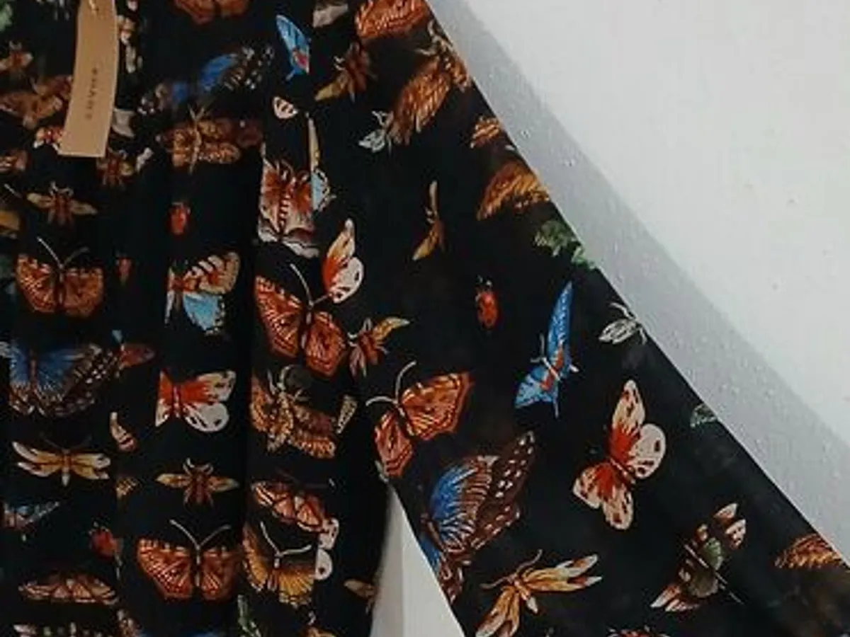 Linda blusa estampada com borboletas. Nova