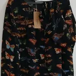 Linda blusa estampada com borboletas. Nova 6