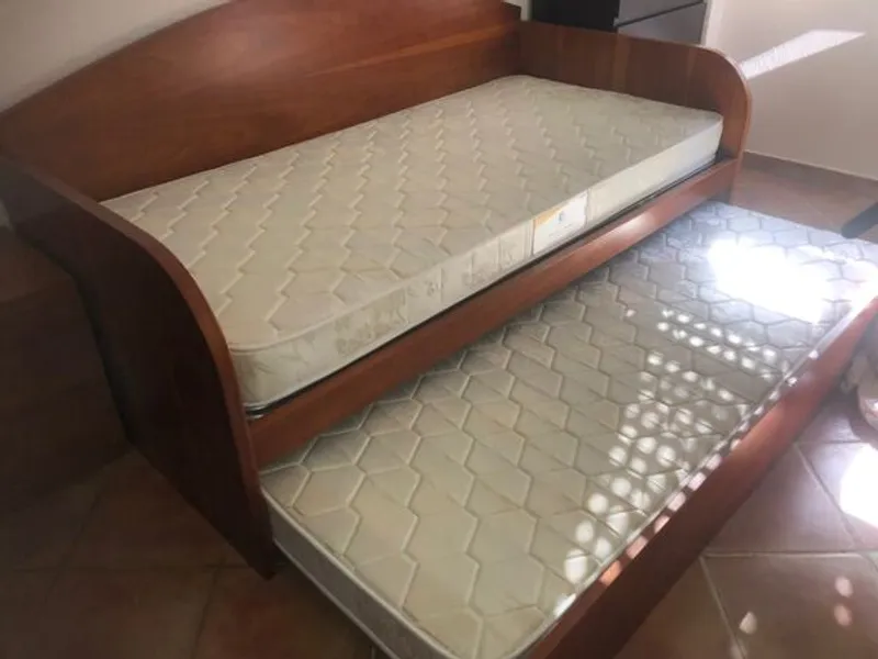 Cama de solteiro ( duas camas com colchões ) 