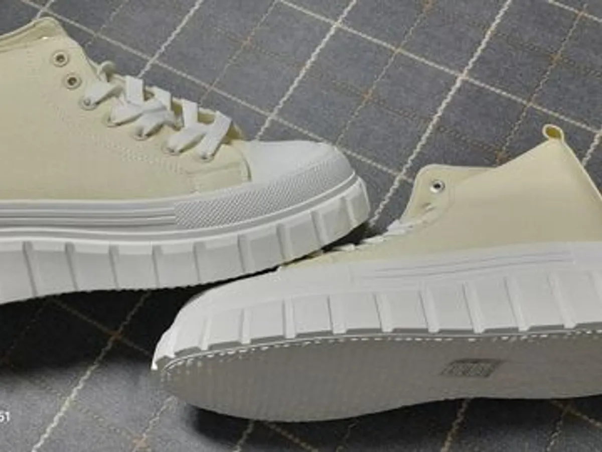 3 pares de sapatos novos