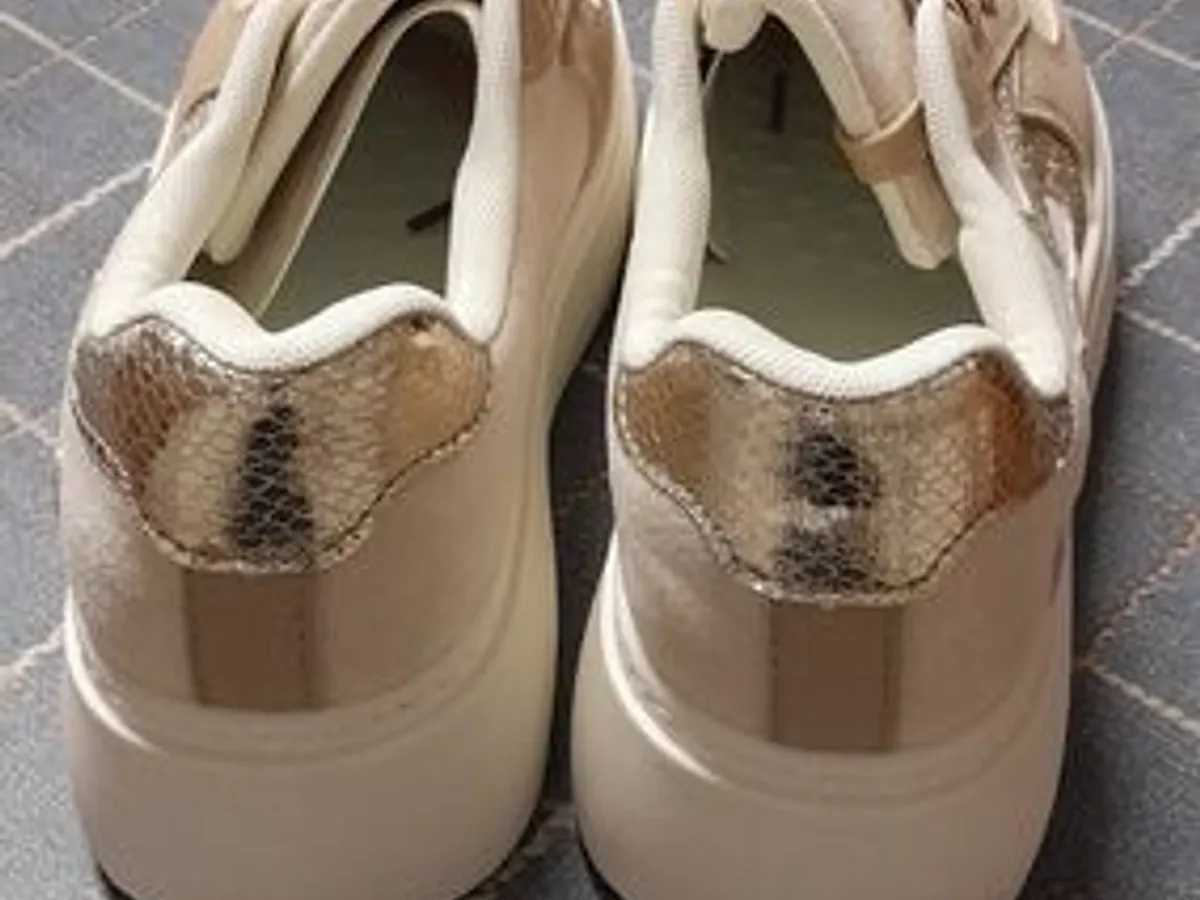 3 pares de sapatos novos