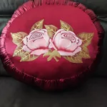 Linda almofada artesanal bordeaux com rosas 1