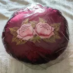 Linda almofada artesanal bordeaux com rosas 6