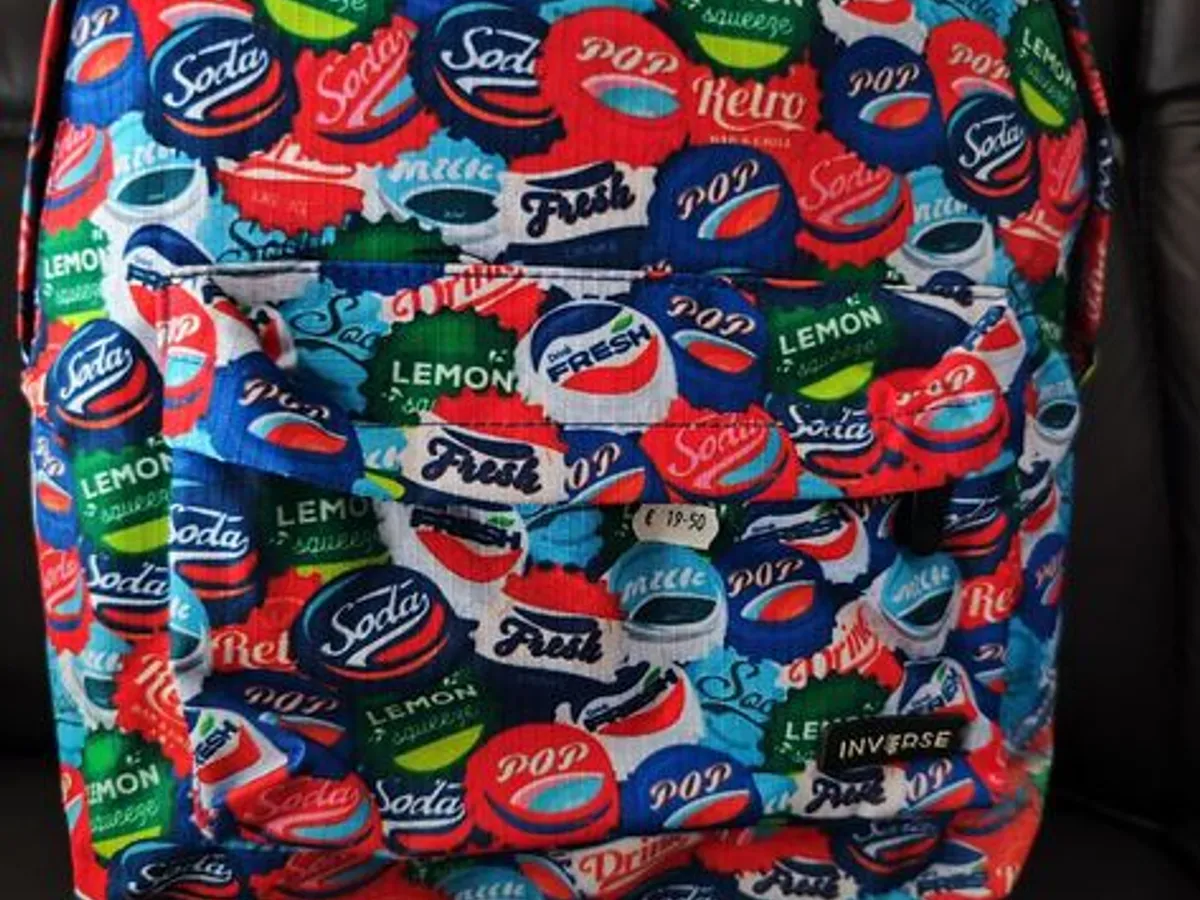 Mochila multicolorida da Ambar da coleção Inverse, NOVA. 