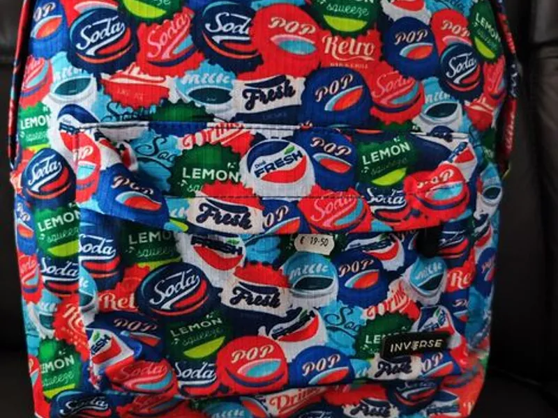 Mochila multicolorida da Ambar da coleção Inverse, NOVA. 