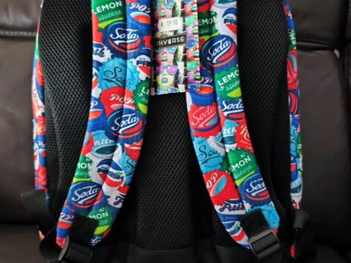 Mochila multicolorida da Ambar da coleção Inverse, NOVA. 