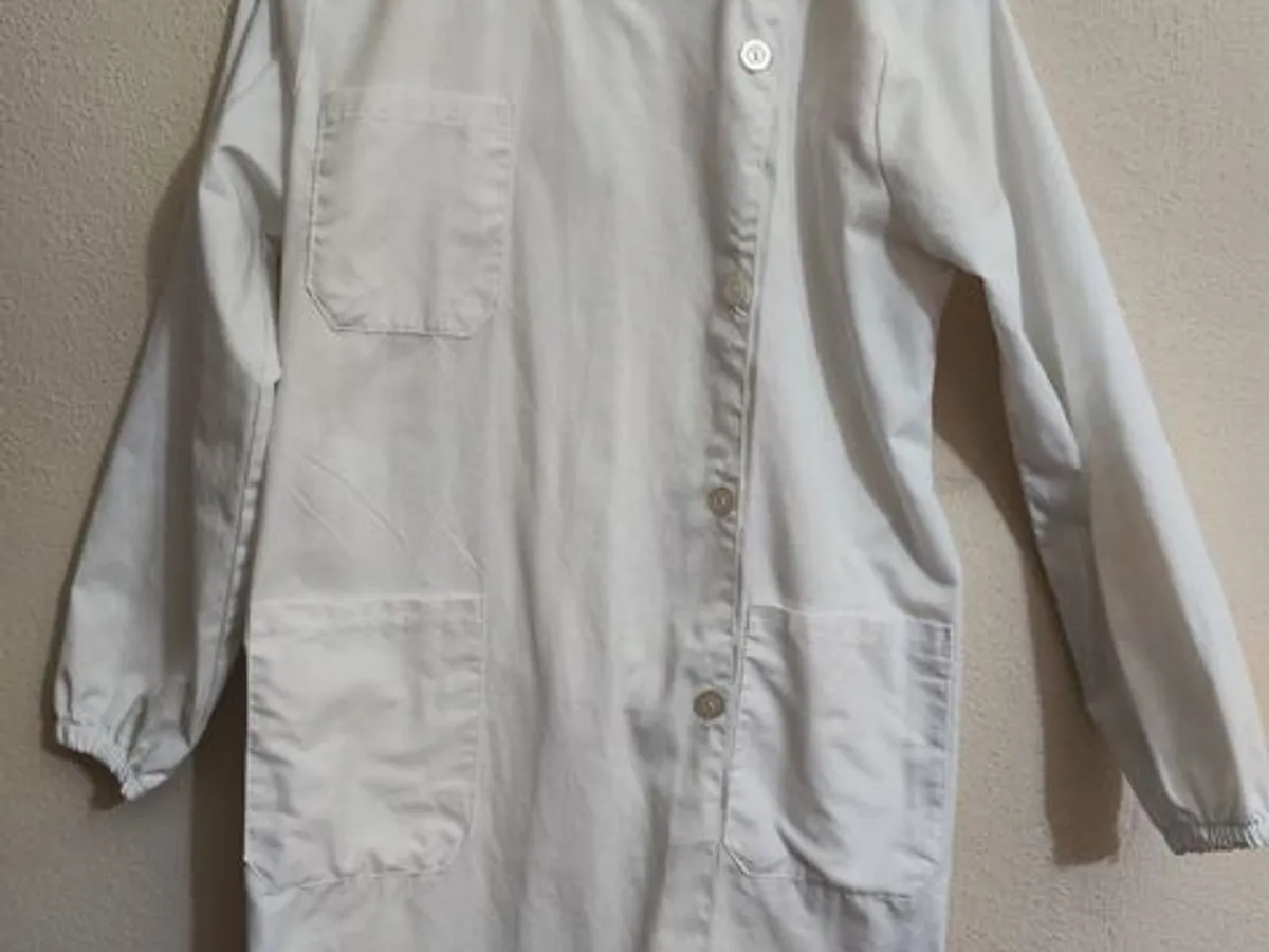 Bata médica ou escolar unisexo em bom estado 