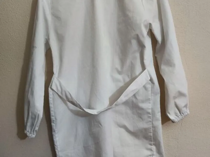 Bata médica ou escolar unisexo em bom estado 