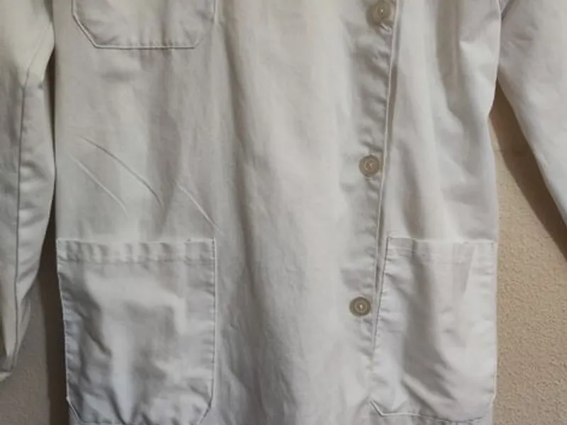 Bata médica ou escolar unisexo em bom estado 