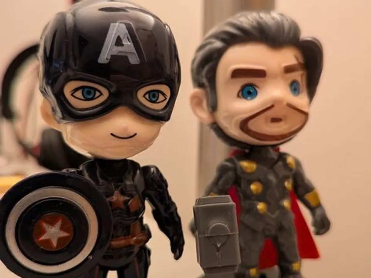 Boneco Avengers mystery box