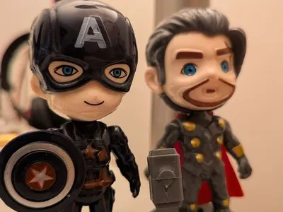 Boneco Avengers mystery box