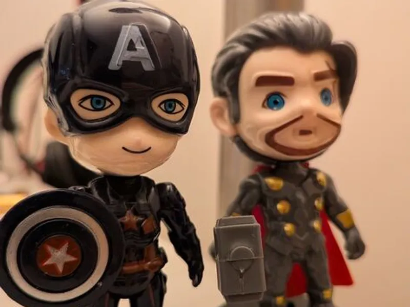 Boneco Avengers mystery box