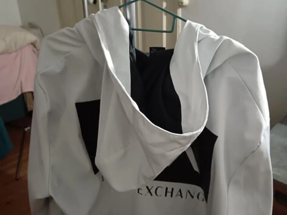 Destaque-se com este  blusão da Armani