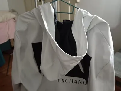 Destaque-se com este  blusão da Armani