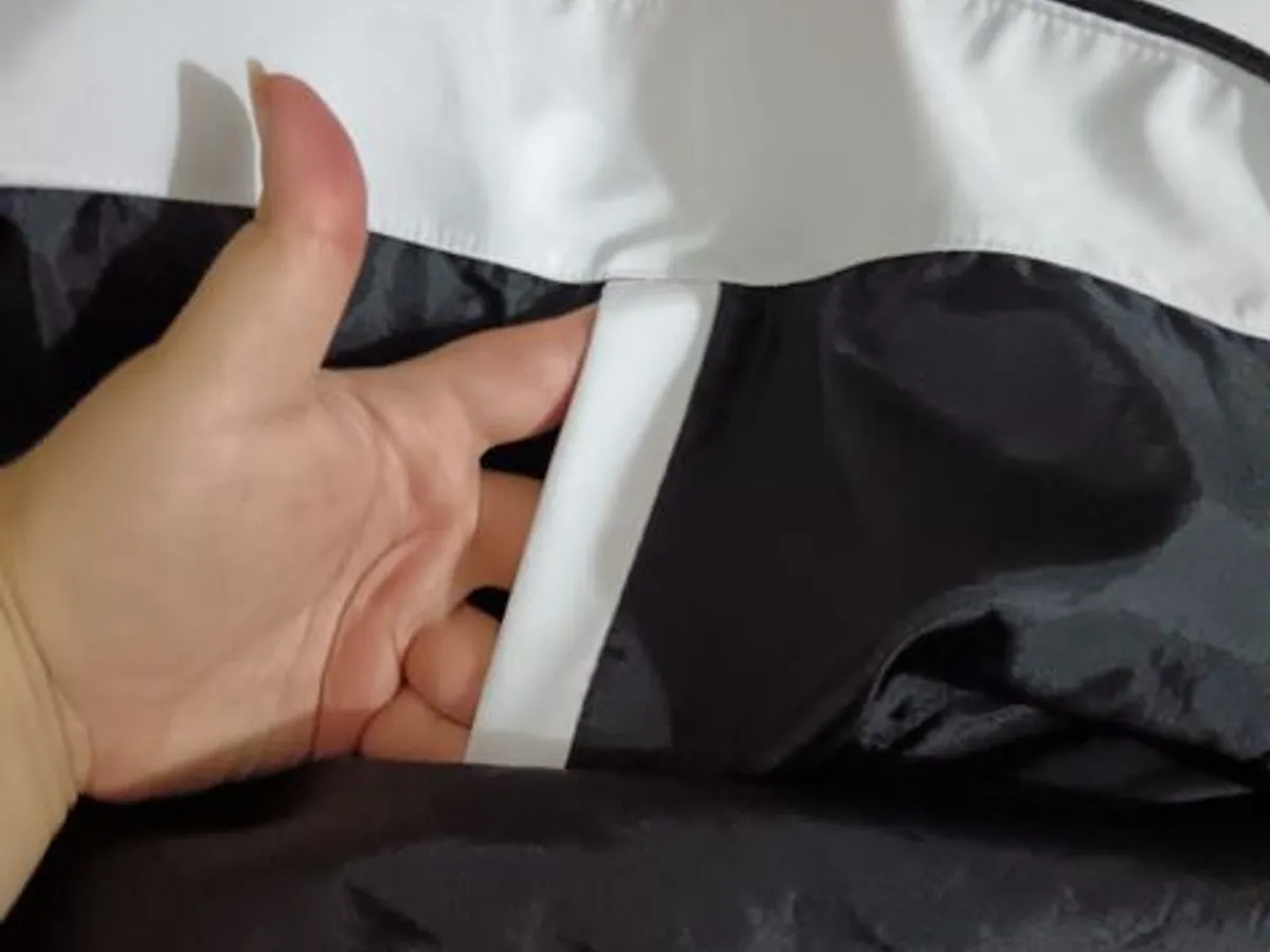 Destaque-se com este  blusão da Armani