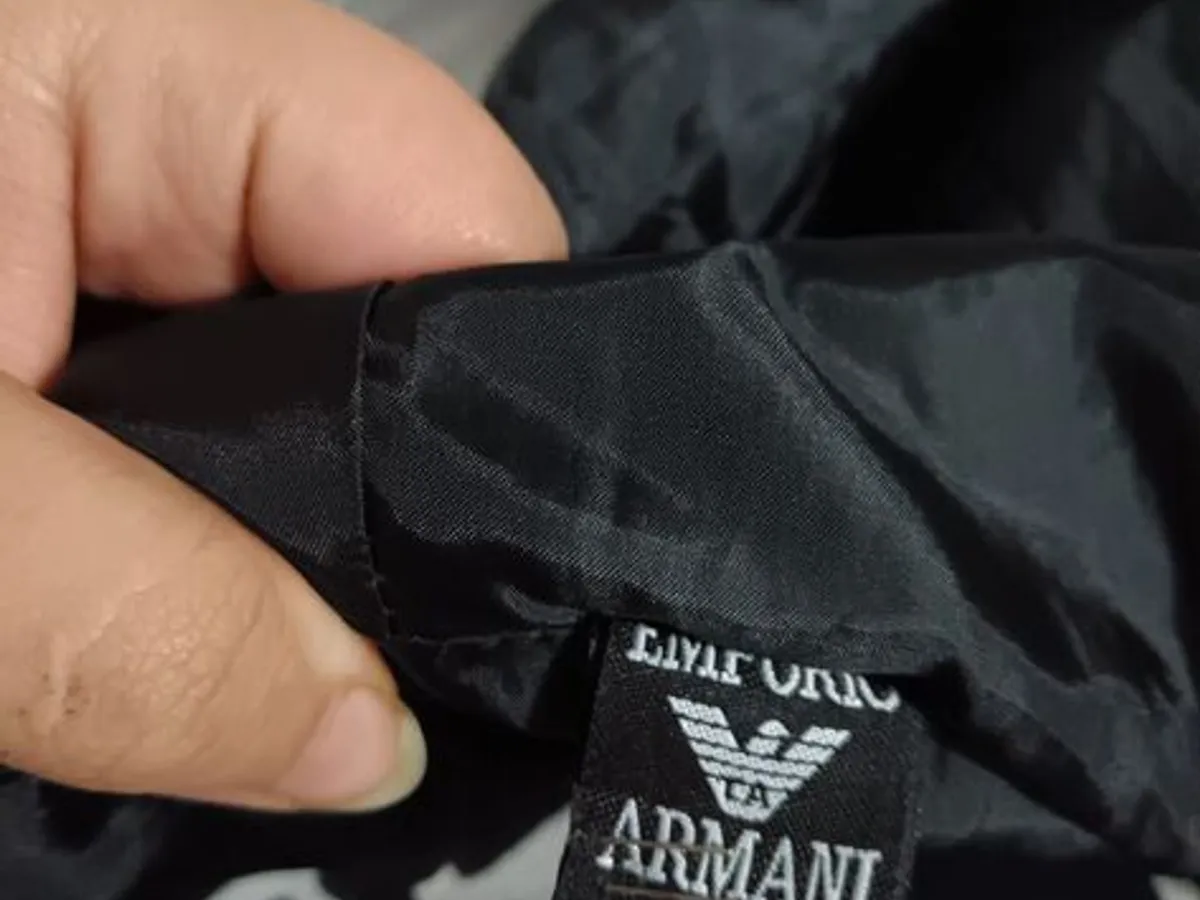 Destaque-se com este  blusão da Armani