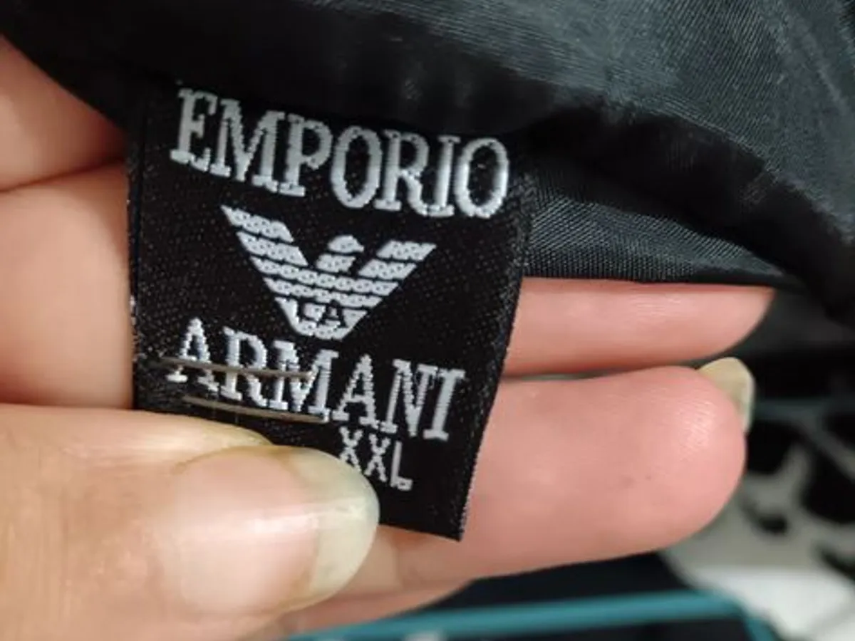 Destaque-se com este  blusão da Armani