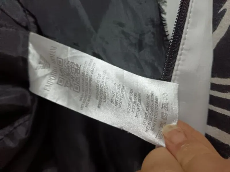 Destaque-se com este  blusão da Armani