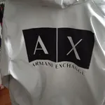 Destaque-se com este  blusão da Armani 9